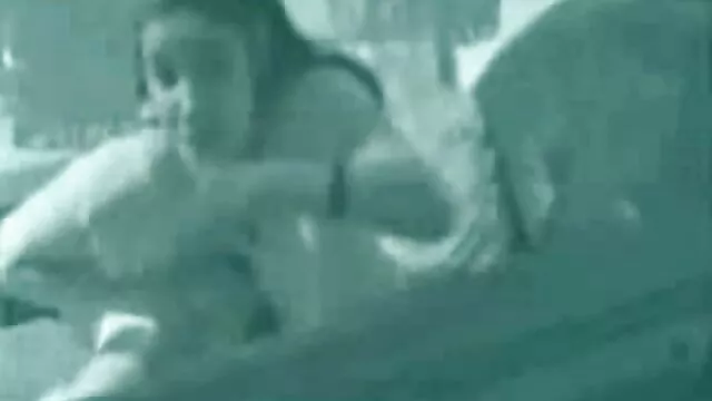 پورنو بدون ثبت نام  لاغر 18 ساله با لباس زیر توری به زیبایی در شهوت انفرادی ظاهر می شود عکس سکسی کیر و کون