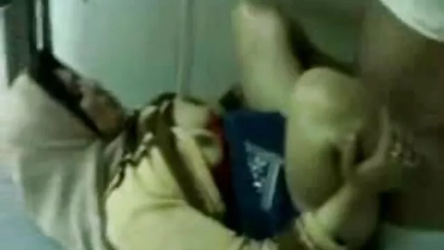 پورنو بدون ثبت نام  سبزه عكس كير در كوس حمام از دیک لاستیکی در گفتگوی جنسی برهنه استفاده می کند