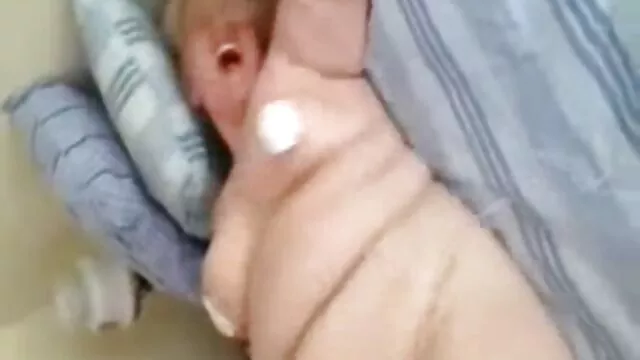 پورنو بدون ثبت نام  سرخ یک زن عکس کیر کوس کون را در صندلی چنگ می زند.