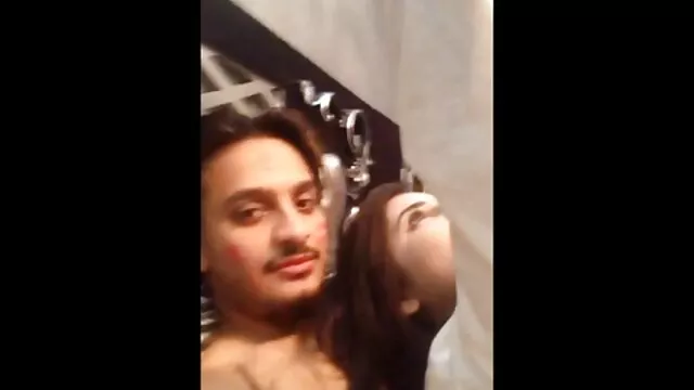 پورنو بدون ثبت نام  معشوقه در چکمه های بلند یک انفرادی وابسته به عشق كس كون كير شهوانی را نشان می دهد