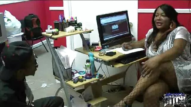 پورنو بدون ثبت نام  بیدمشک عکس سکسی کون کس کیر Vox جلوی دوربین.