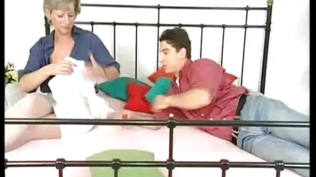 پورنو بدون ثبت نام  دو مرد ژاپنی یک دختر را گرفتار می کنند. عکس متحرک کیر وکس
